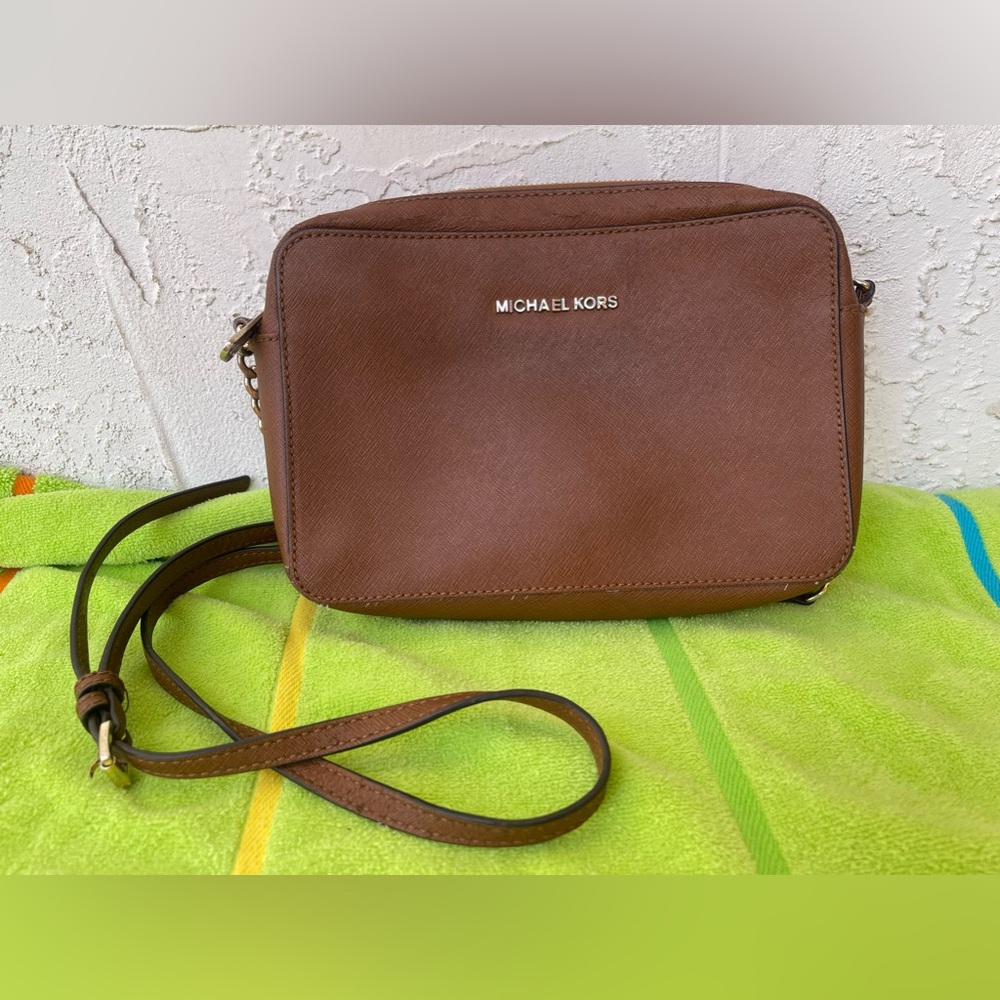 Used, Michael Kors jet set crossbody bag brown color, saffiano leather